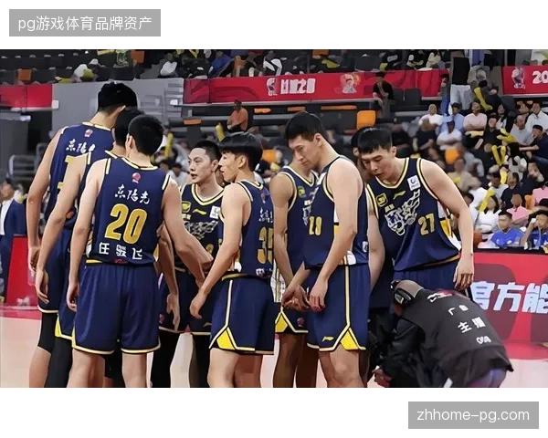 胡明轩突破撕裂广州防守，为广东队创造多轮转换进攻机会